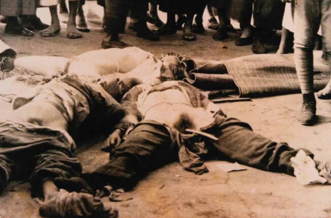 日本士兵屠杀后把木棍插入妇女身体（木棍穿透图）