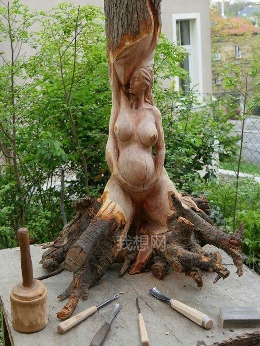 神奇图片：把大树雕刻成孕妇雕像，赋予新的生命