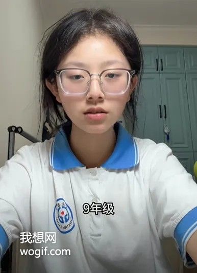 17岁的少女心事，关于“憋屎放屁”的经历，好像无解~