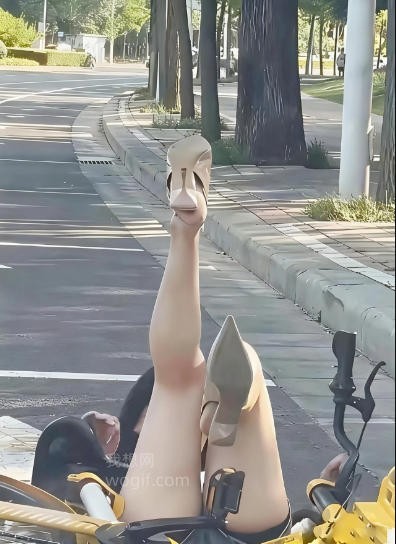 美腿小黄车摔倒，扶她，怎么说才能避免和她的尴尬呢？