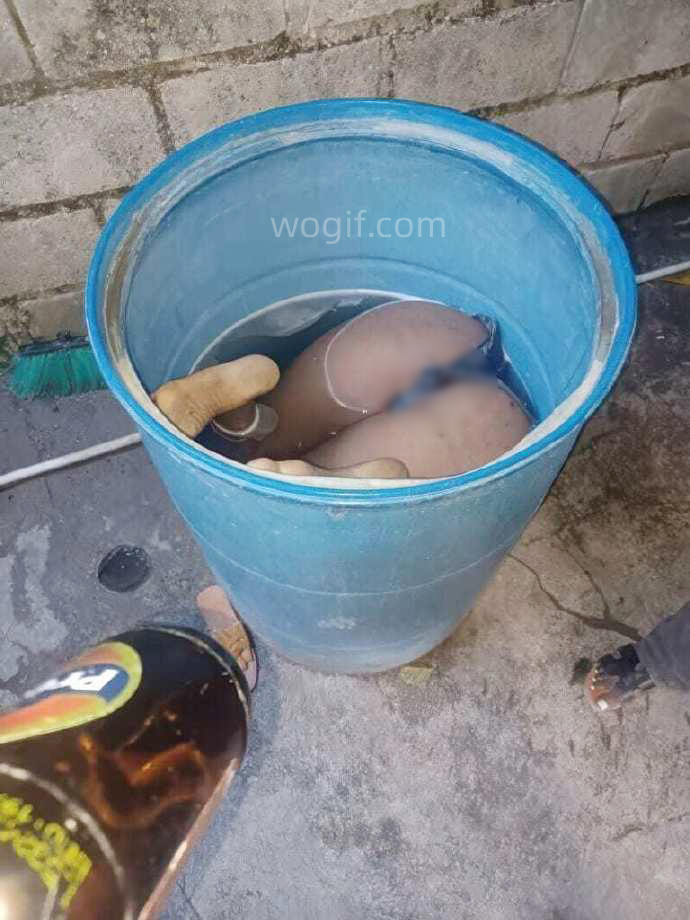 印度一年轻女子醉酒回家后，屁股倒扣水桶(图)