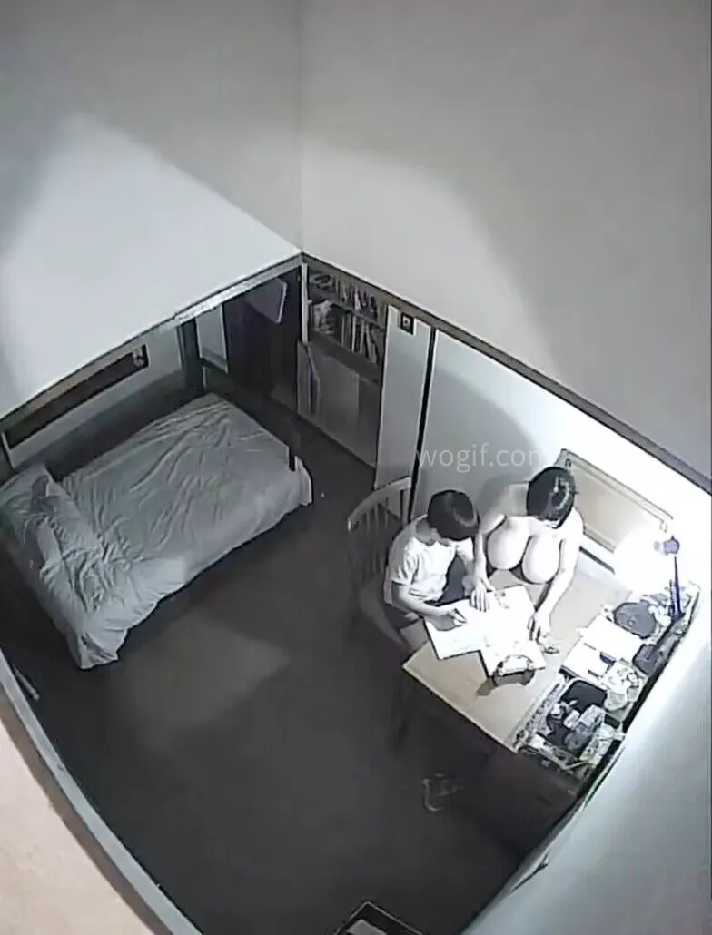 家中监控:不要半个身子，蹲桌子上辅导作业(错位图)_我想网