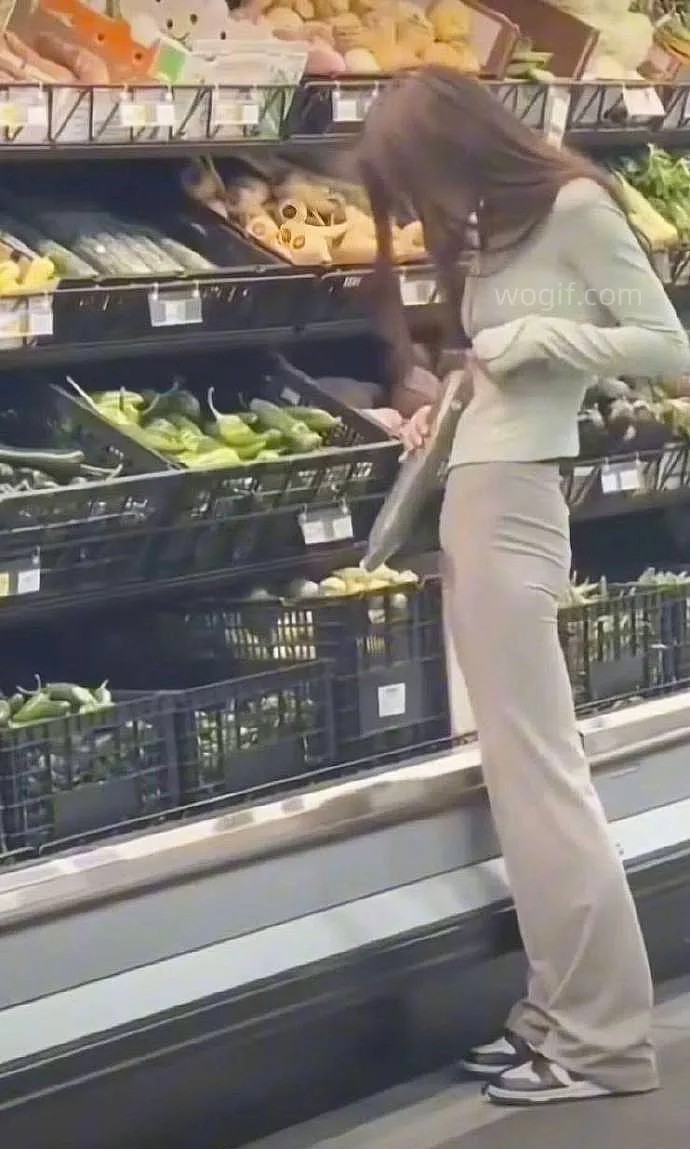 随拍超市美女买茄子，用肚子丈量（图）