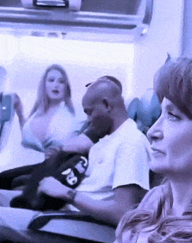 出行攻略：体型肥胖的女生，不要坐A、F靠窗（GIF图）