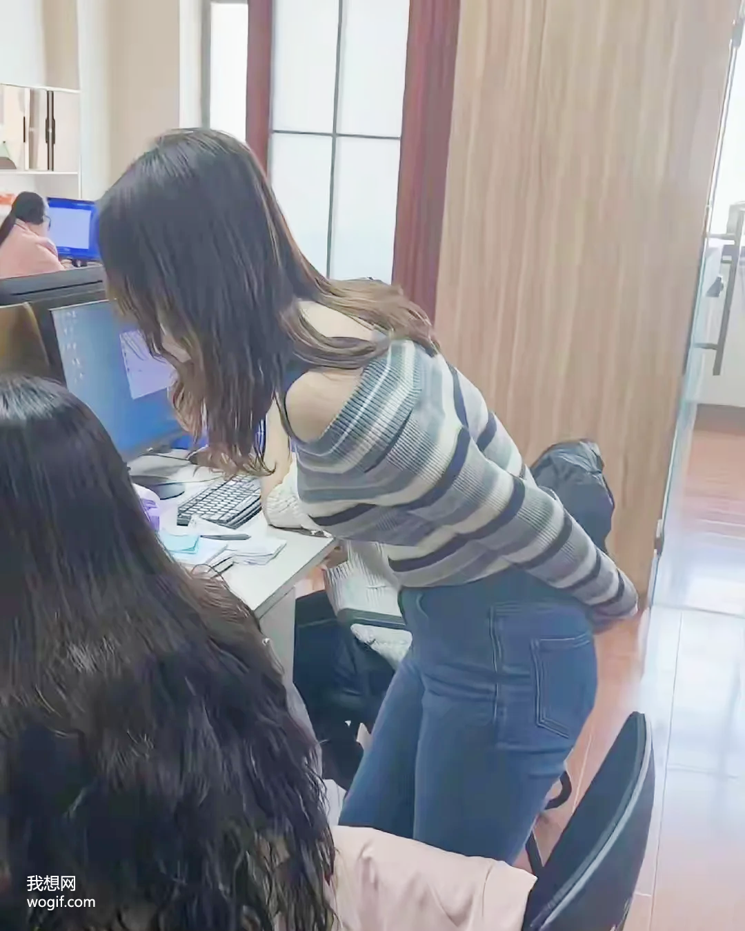 人缘差，其实就是不合群，周围人都嫖白，你不嫖？
