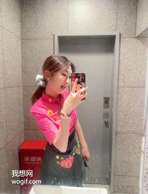 北京麦当劳，有这么粉，这么漂亮的"女员工"？_我想网