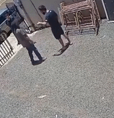 国外父亲，给了“准女婿”一粒花生米（GIF）