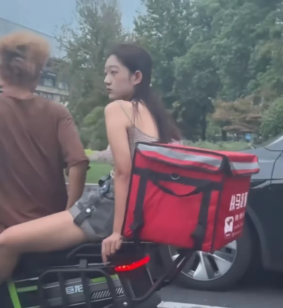黄毛的女朋友为什么漂亮，因为打开了女生的